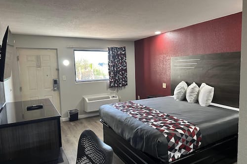 Room, 1 King Bed, Accessible, Non Smoking | Pillow-top beds, desk, iron/ironing board, rollaway beds