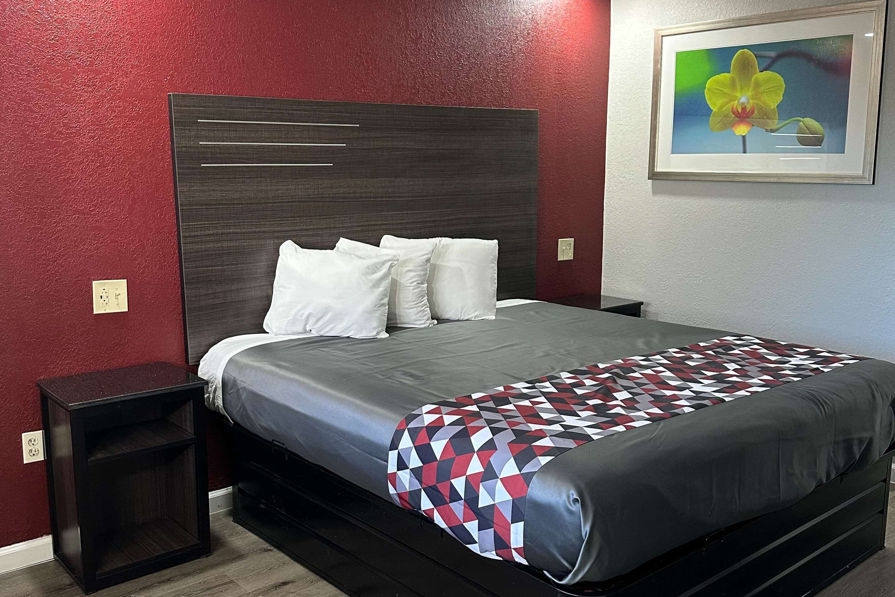 Pillowtop-patjalliset sängyt, työpöytä, silitysrauta/-lauta, lisävuoteet