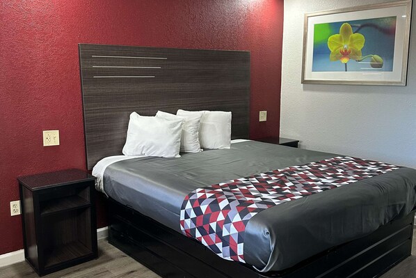 Lit avec matelas à plateau-coussin, bureau, fer et planche à repasser