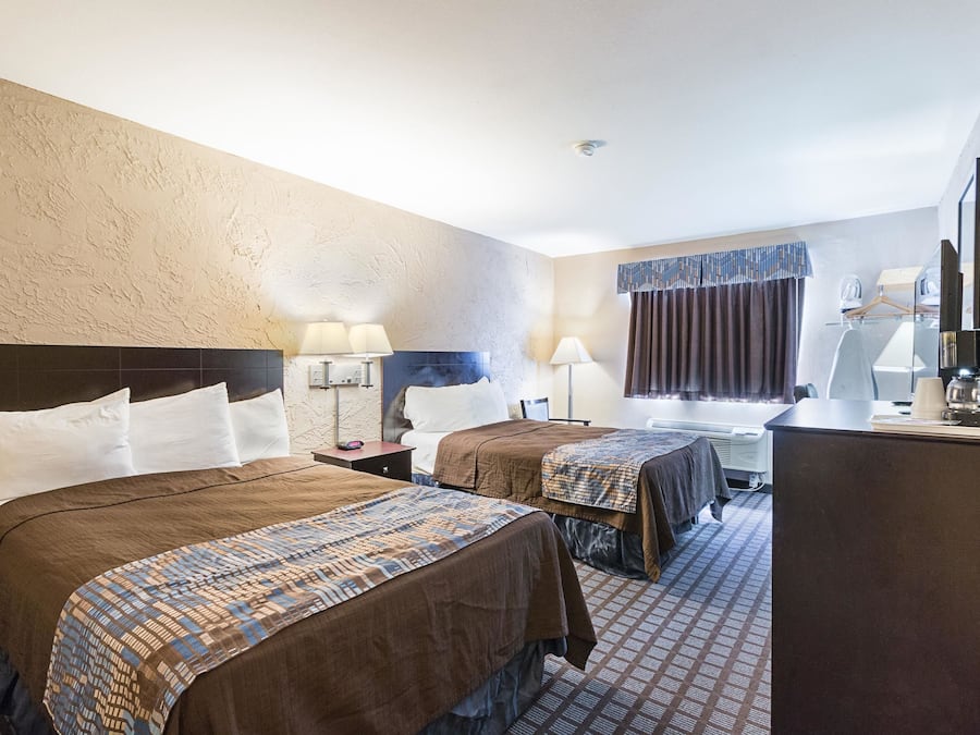 Bàn, khu vực làm việc phù hợp cho laptop, màn/rèm cản sáng