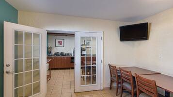 Sudah termasuk sarapan ala kontinental setiap hari