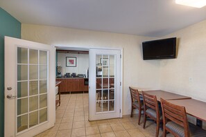 Free daily continental breakfast - Rodeway Inn (Austin)