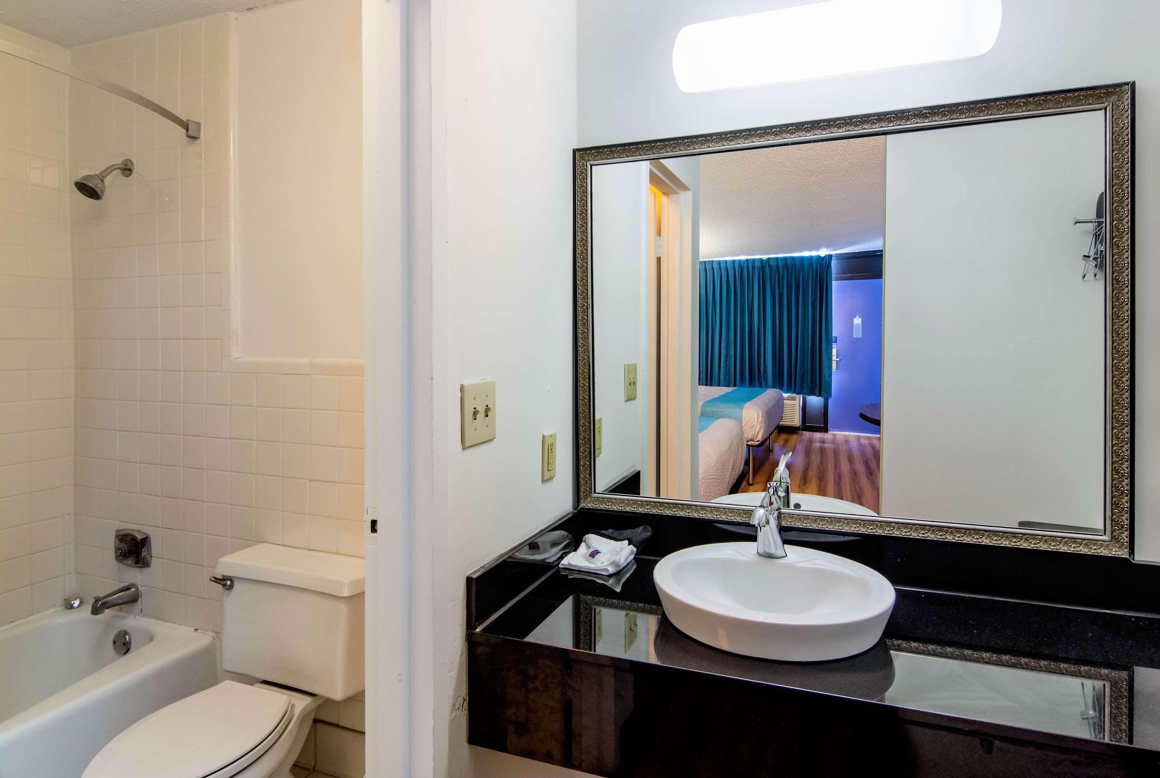 Bañera con ducha, toallas