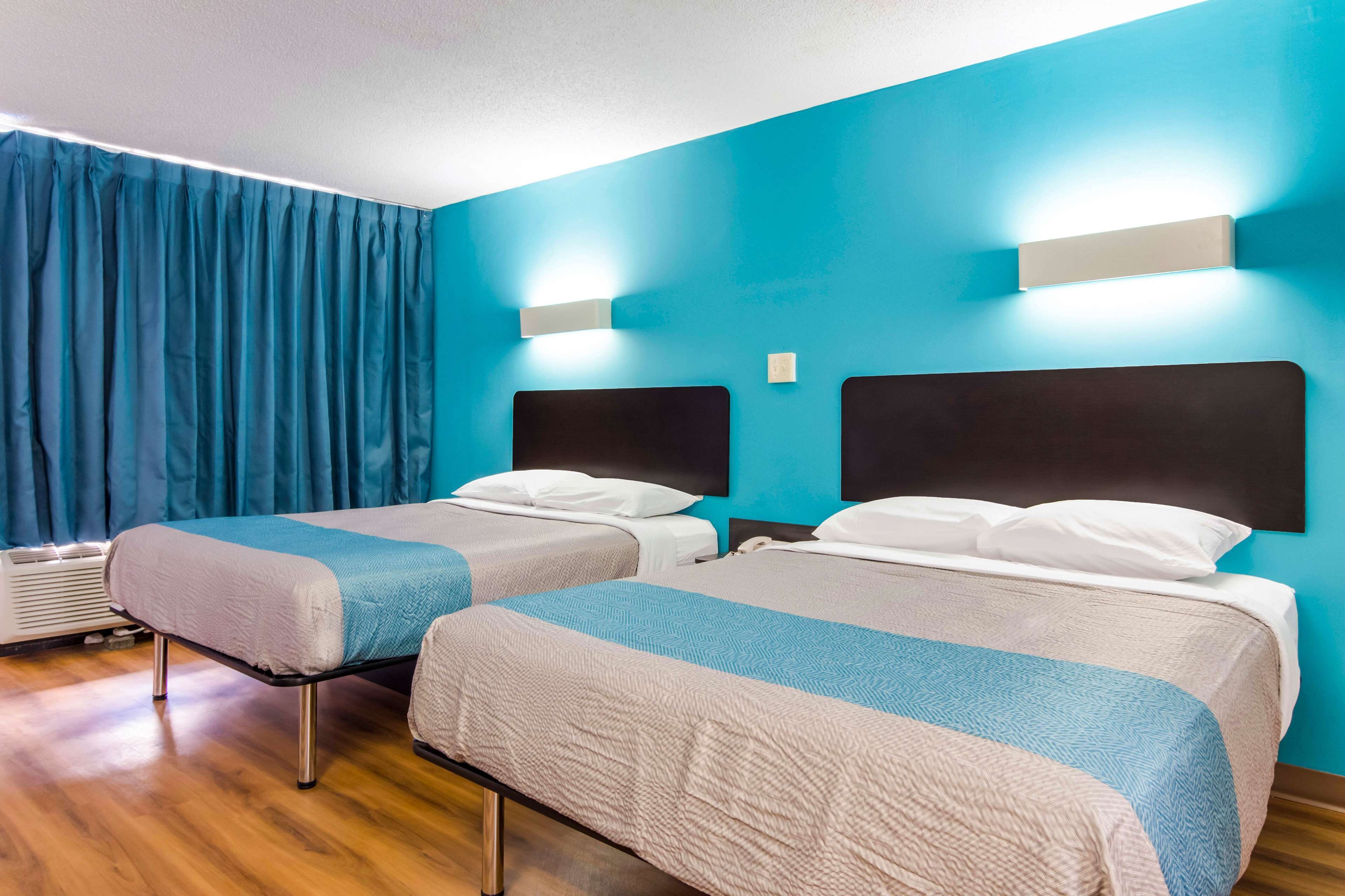 Hochwertige Bettwaren, Schreibtisch, Verdunkelungsvorhänge