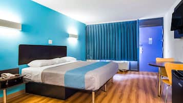 Sengetøy av topp kvalitet, skrivebord og blendingsgardiner