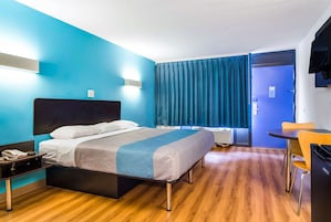 Roupas de cama premium, escrivaninha, cortinas blackout