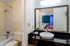 Standard Room, 1 King Bed, Non Smoking, Refrigerator & Microwave | Bathroom | Combined shower/tub, towels