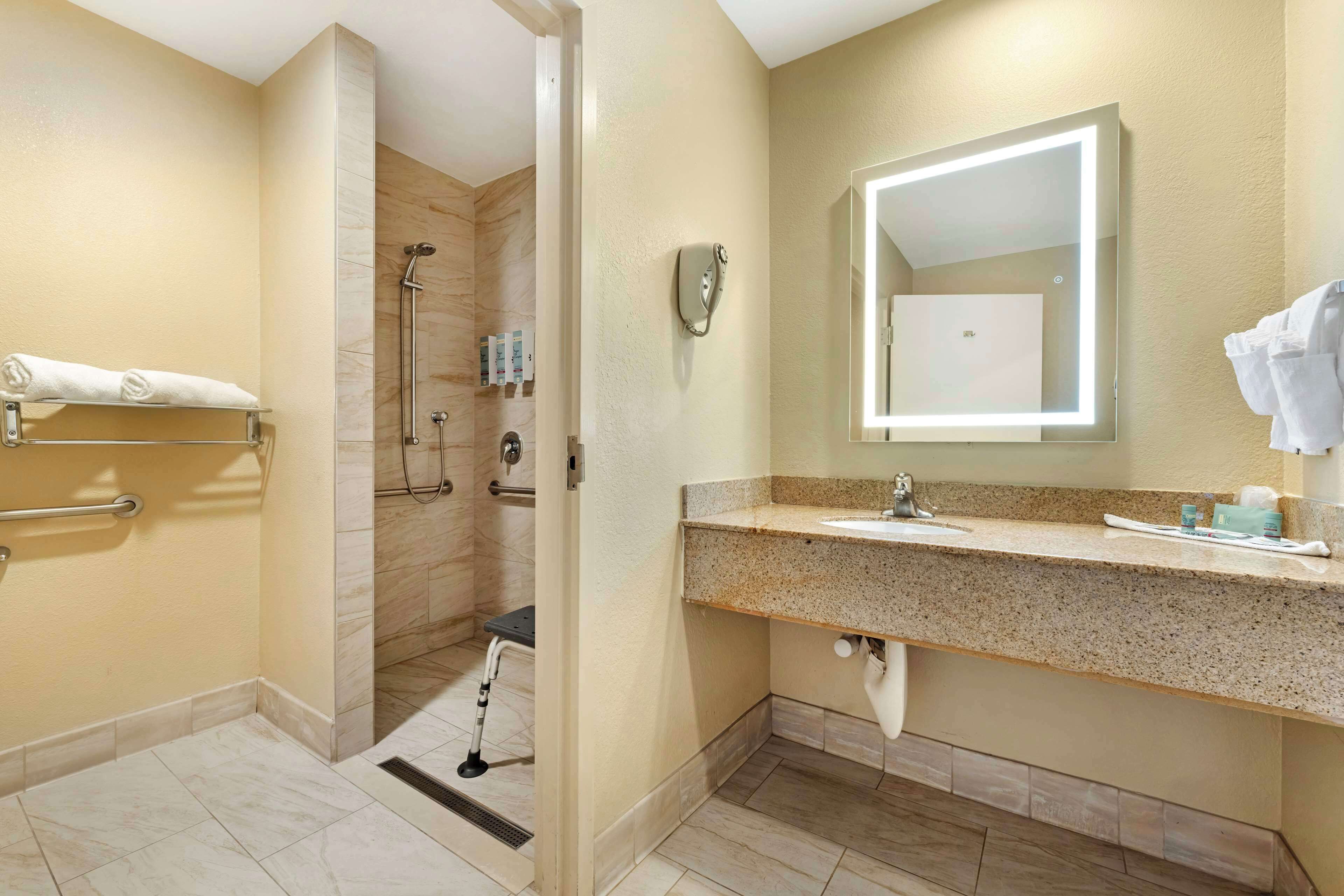 standard room, 1 king bed, accessible, non smoking | bathroom | combined shower/bathtub, free toiletries, hair dryer, towels