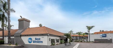 A Best Western hotel with a tiled roof, a signboard, and a parking lot.