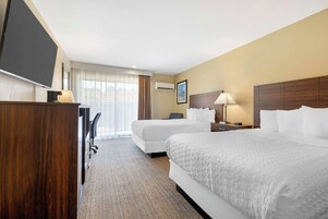 Cofres nos quartos, escrivaninha, cortinas blackout