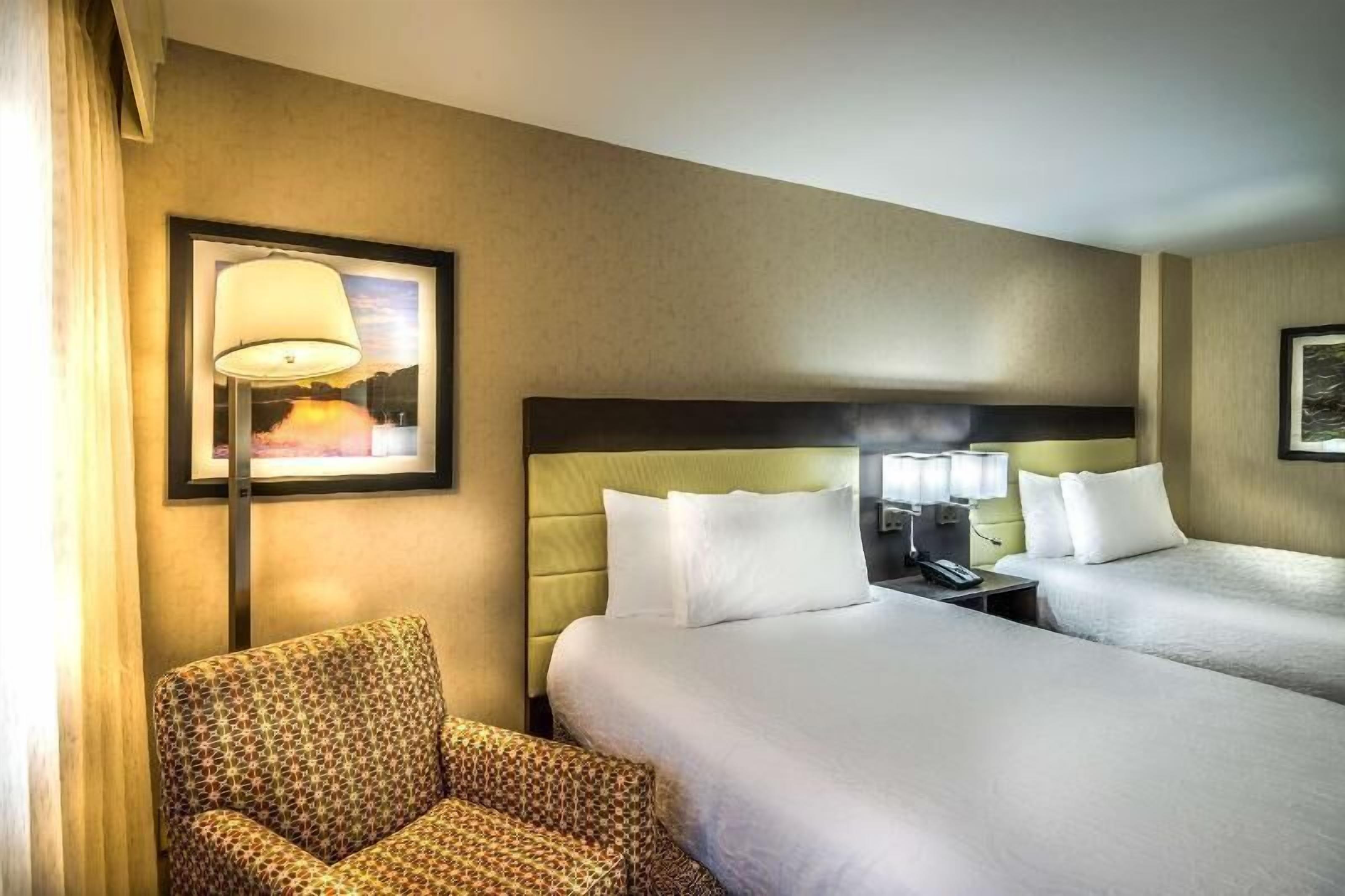 Premium-sengetøj, pengeskab på værelset, skrivebord