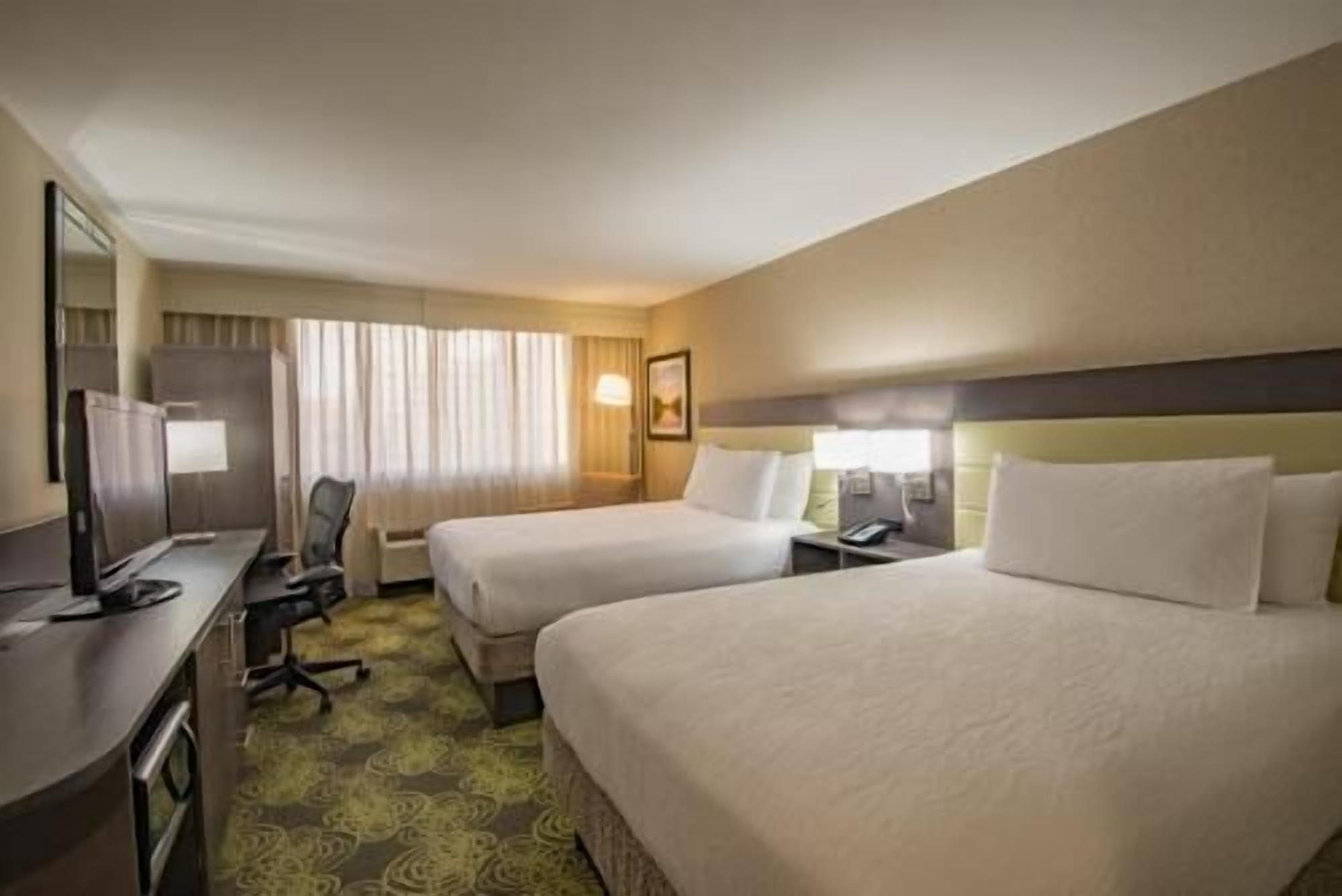 Premium-sengetøj, pengeskab på værelset, skrivebord