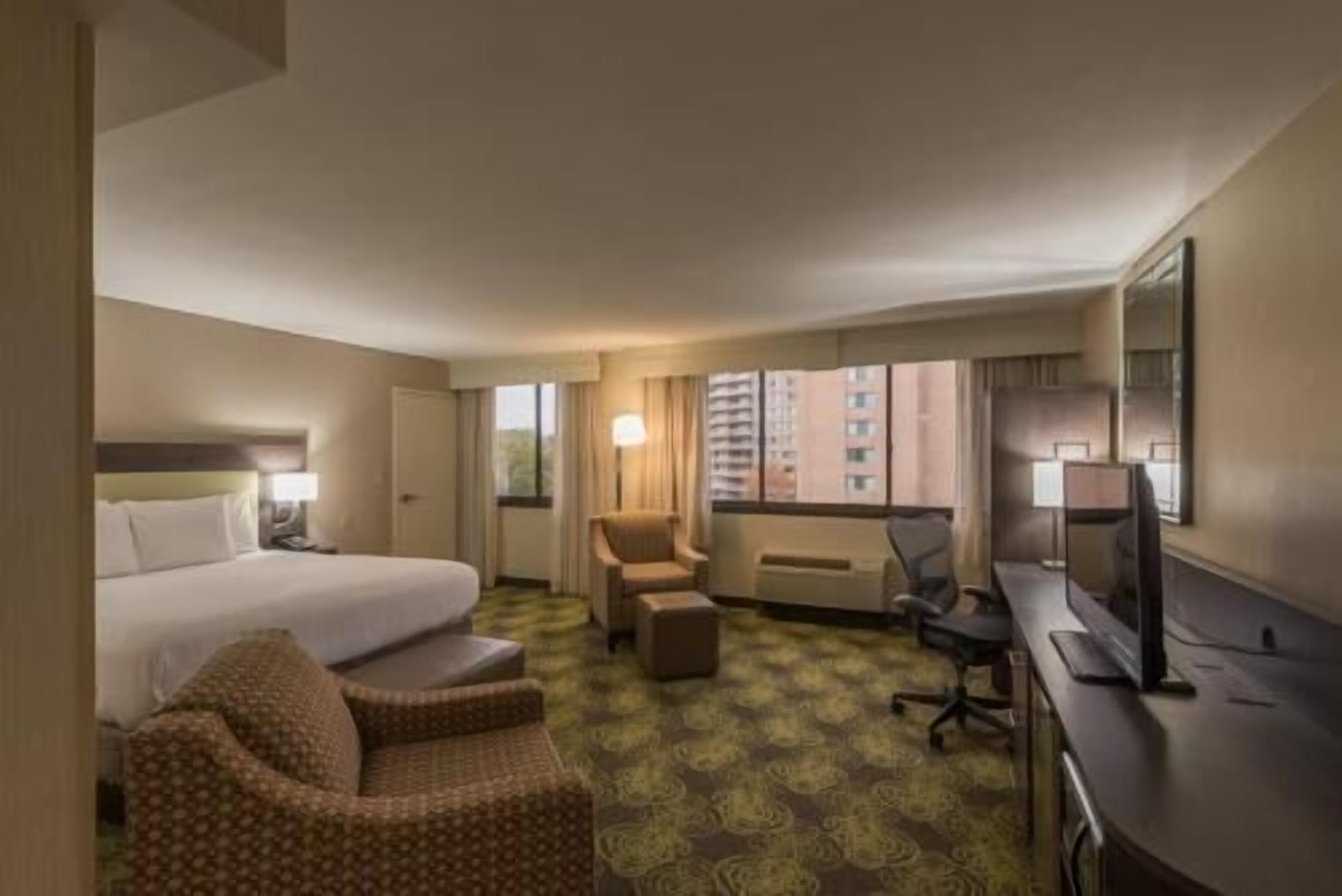 Premium-sengetøj, pengeskab på værelset, skrivebord