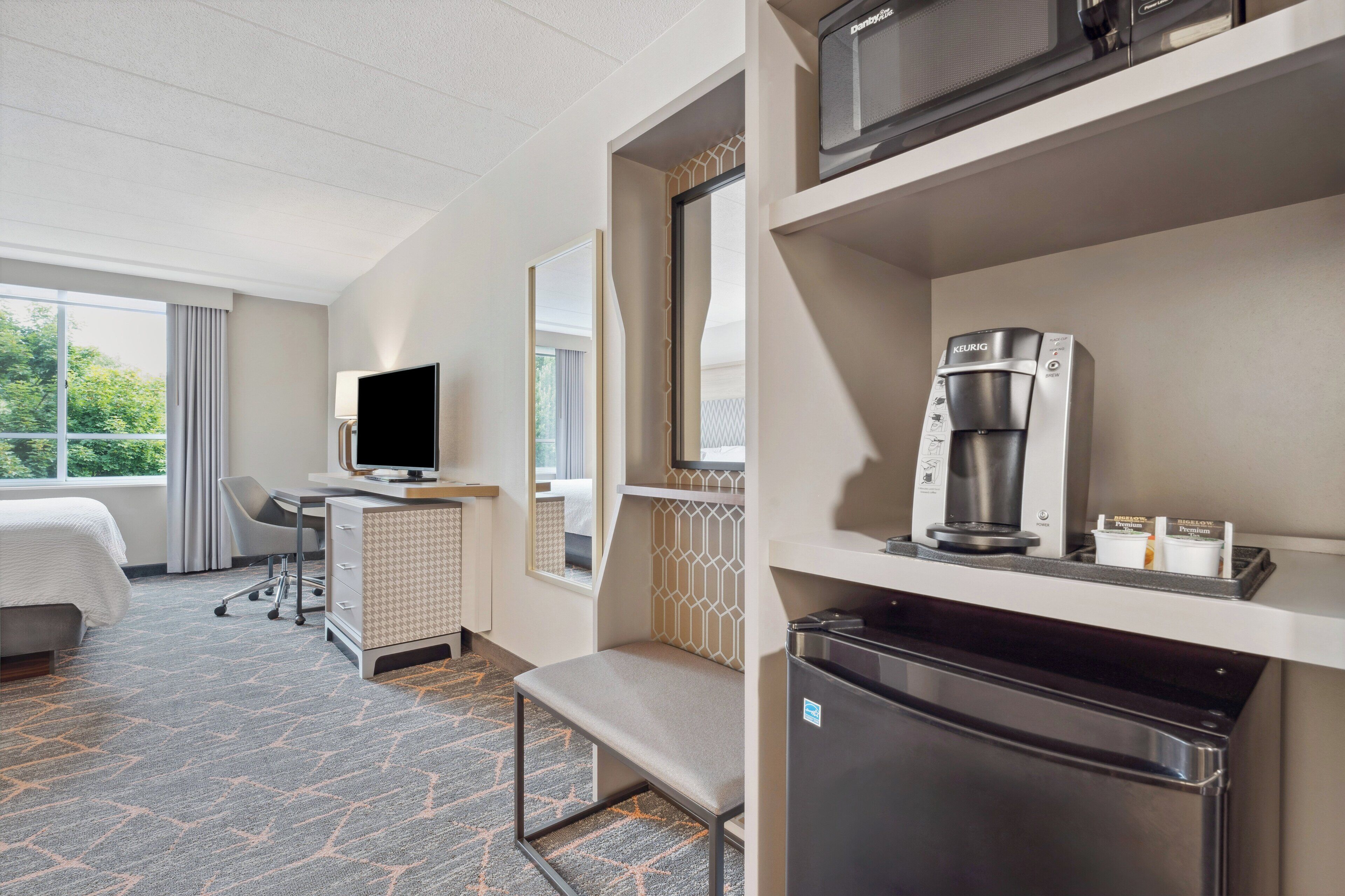 Muebles diferentes, cortinas blackout y tabla de planchar con plancha 