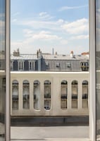 Vista de un edificio con balcón y ventanas de arco.