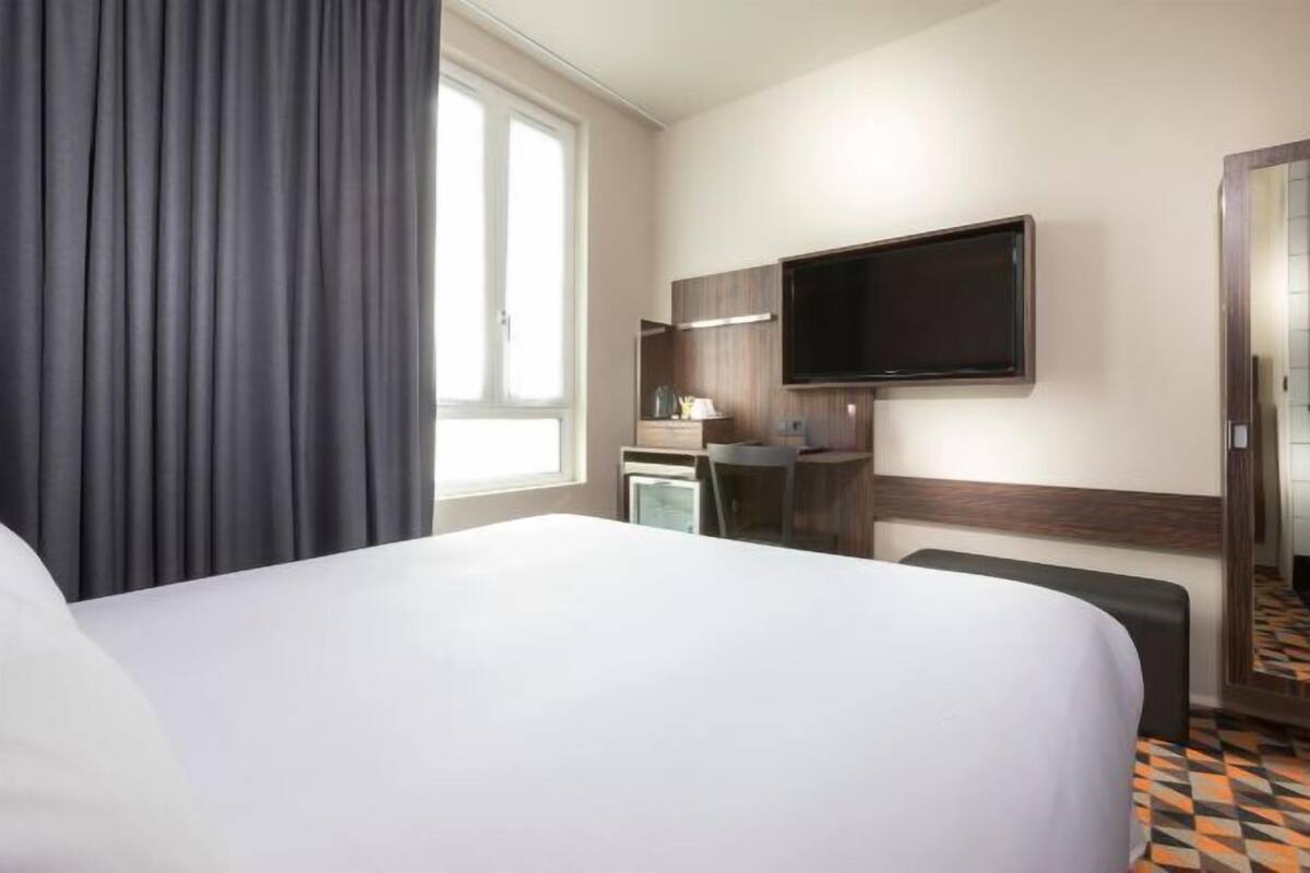 Luxe beddengoed, een bureau, geluiddichte muren