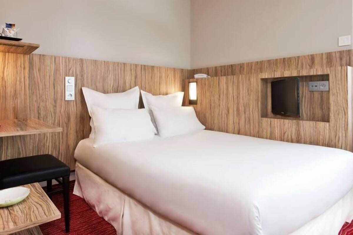 Luxe beddengoed, een bureau, geluiddichte muren