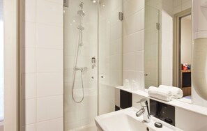Kostenlose Toilettenartikel, Haartrockner, Handtücher, Seife