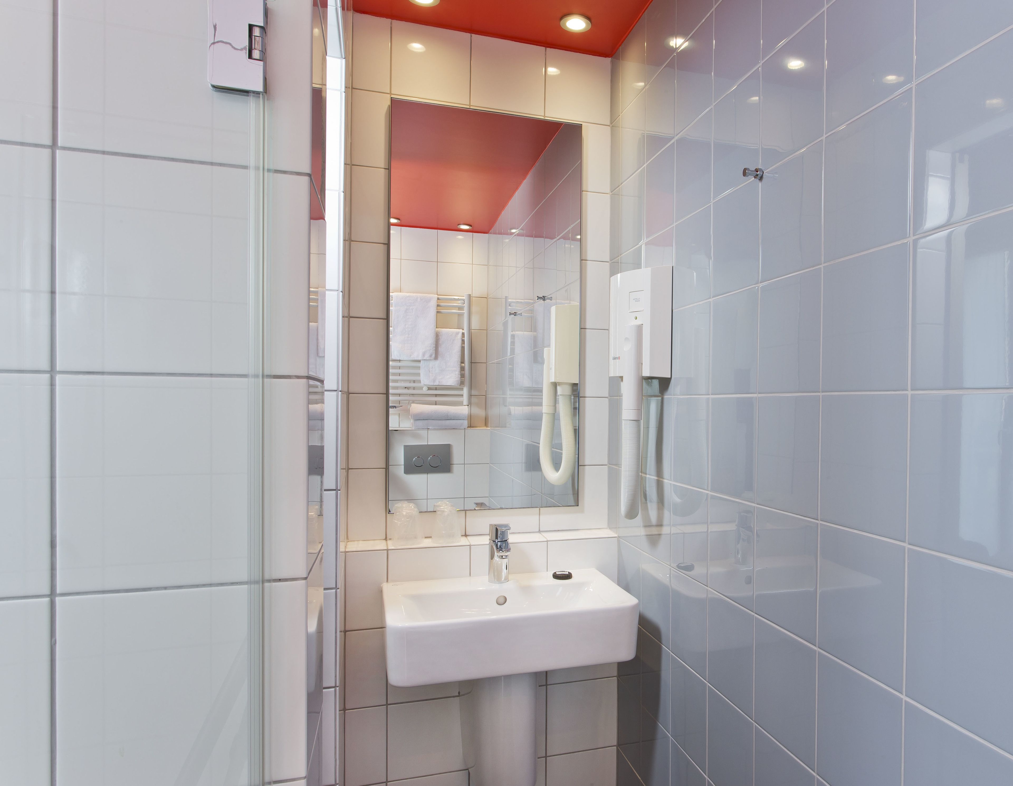 privilege paris | bathroom | free toiletries, hair dryer, towels, soap