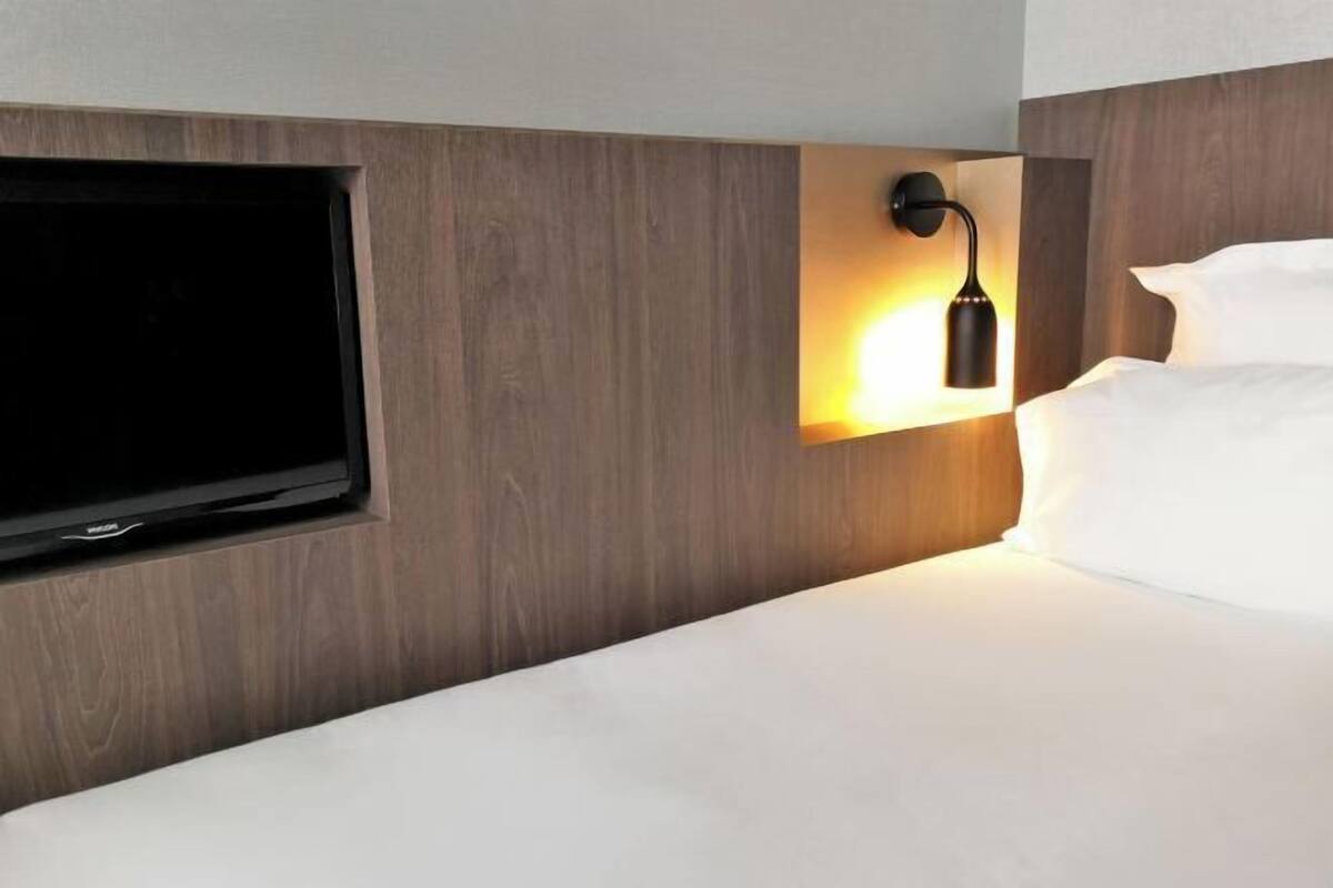 Luxe beddengoed, een bureau, geluiddichte muren
