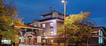 Travelodge by Wyndham Oshawa Whitby