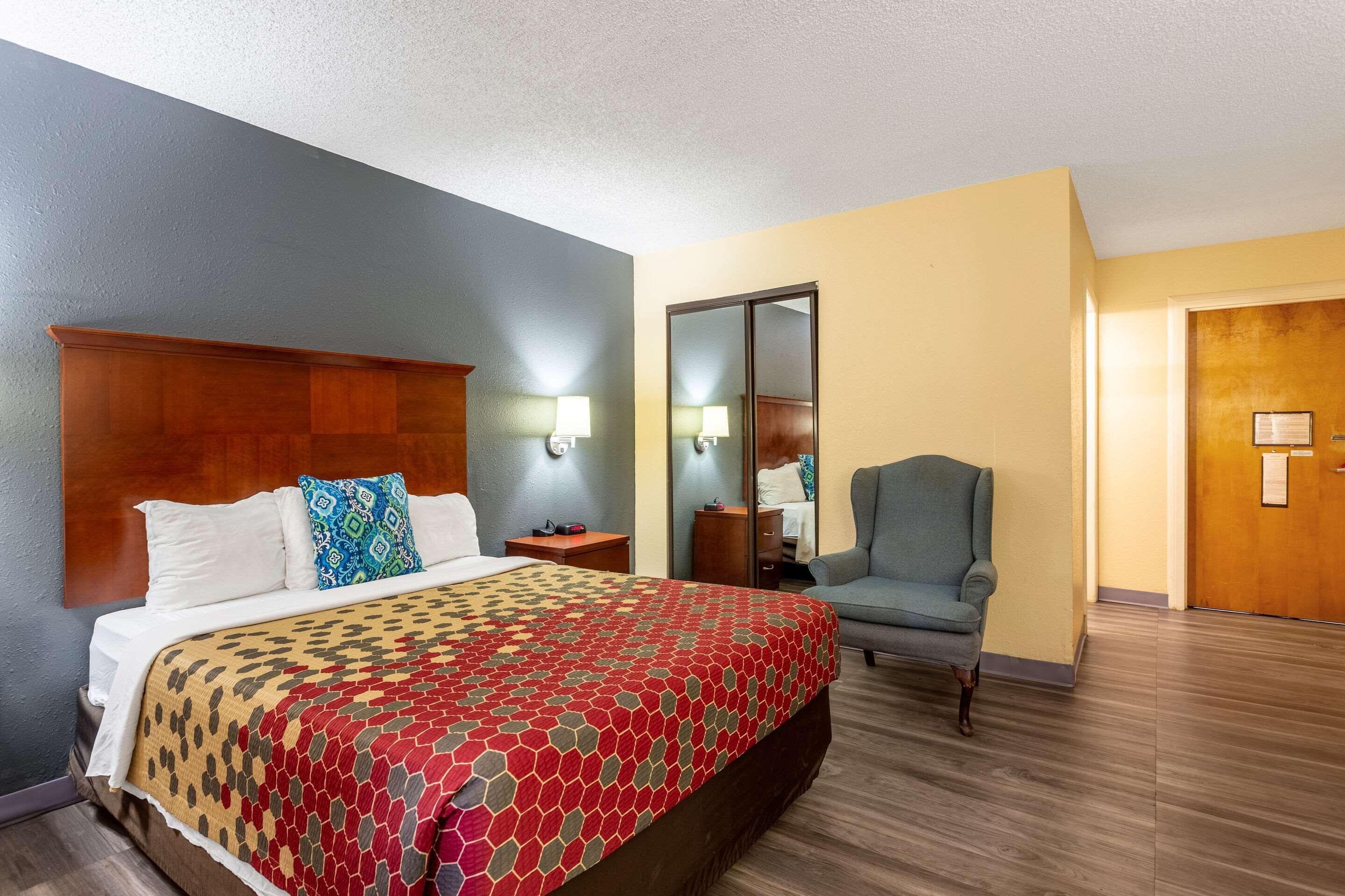 1 sovrum, bäddmadrasser, unika möbler och skrivbord