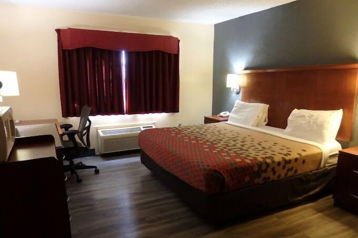 1 bedroom, pillow-top beds, individually furnished, desk
