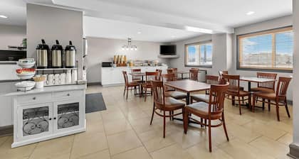 Travelodge Suites by Wyndham Regina / Eastgate Bay
