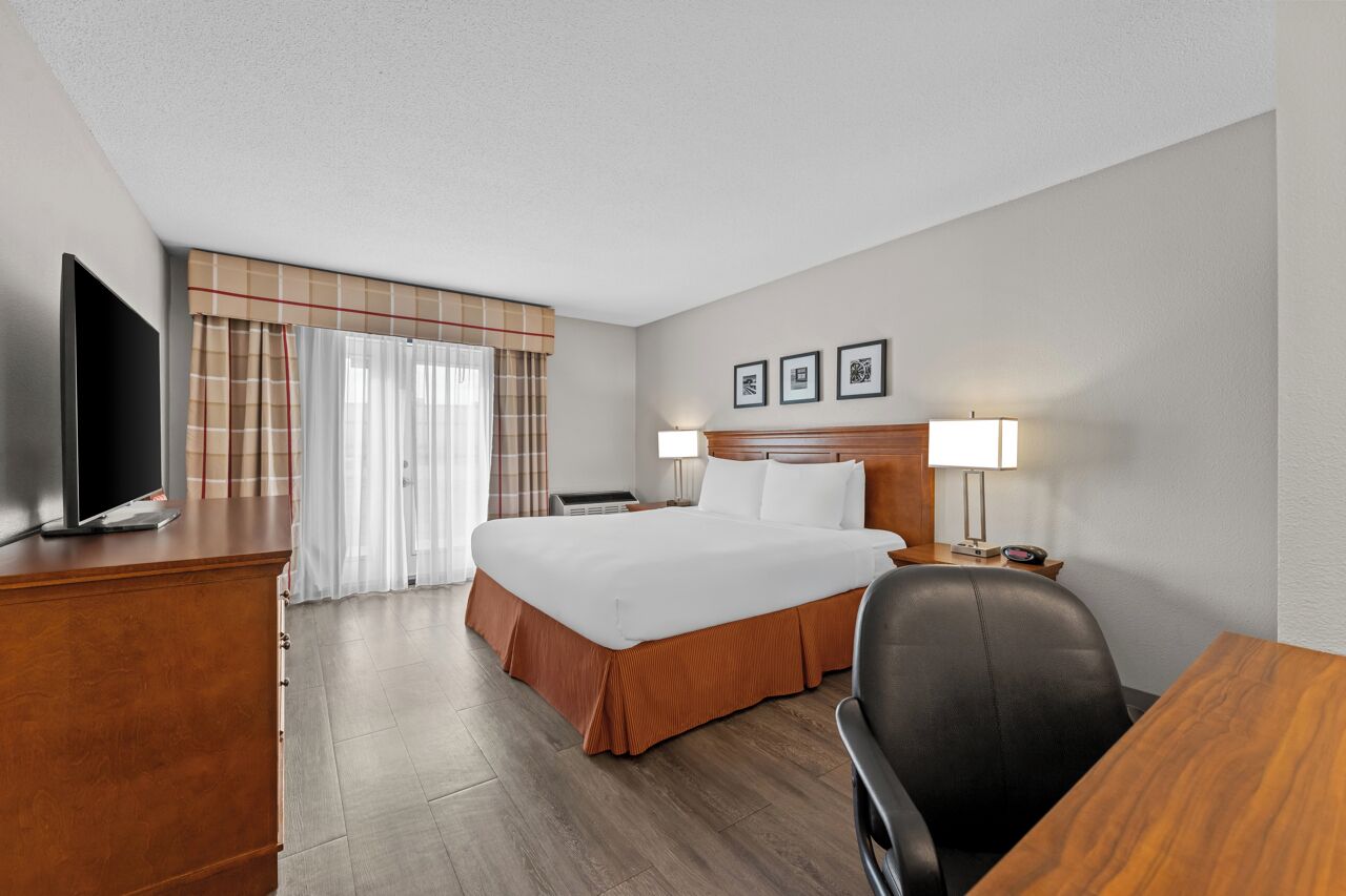 Habitación Deluxe, 1 cama King size, para no fumadores | Escritorio, espacio para trabajar con laptop y cortinas blackout 