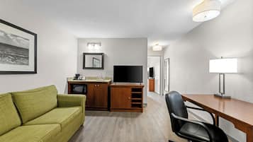 Deluxe Room, 1 King Bed, Non Smoking | Desk, laptop workspace, blackout drapes, iron/ironing board
