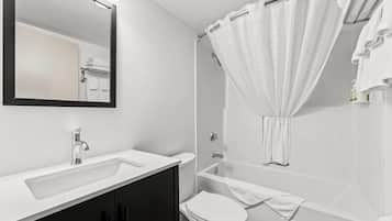 Suite, 1 camera da letto, non fumatori (1 King Bed) | Bagno | Combinazione doccia/vasca