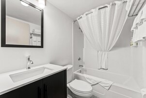 Bañera con ducha, artículos de tocador ecológicos, secador de pelo