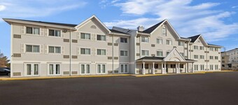 Travelodge Suites by Wyndham Regina / Eastgate Bay