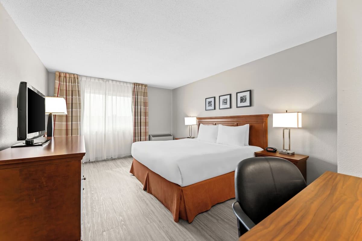 Deluxe Suite, 1 Bedroom, Non Smoking (1 King Bed) | Desk, laptop workspace, blackout drapes, iron/ironing board