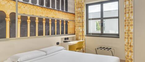 Doppia Standard, non fumatori | Una cassaforte in camera, una scrivania, insonorizzazione