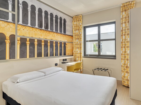 Doppia Standard, non fumatori | Una cassaforte in camera, una scrivania, insonorizzazione