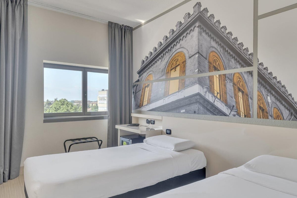 Cofres nos quartos, escrivaninha, quartos à prova de som