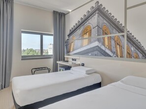 In-room safe, desk, soundproofing, iron/ironing board - B&B Hotel Cremona (Cremona)
