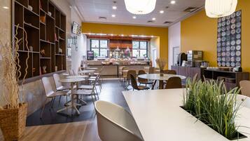 Desayuno buffet (EUR 7.90 por persona)