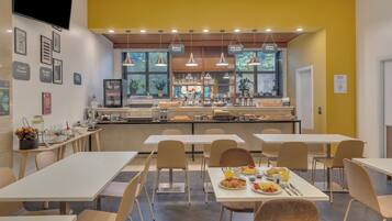 Desayuno buffet (EUR 7.90 por persona)