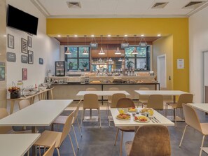 Colazione a buffet, servita tutte le mattine (7.90 EUR a persona) 