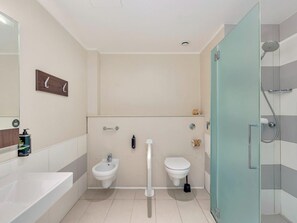 Standard Twin Room, Mobility Accessible, Non Smoking | Bathroom | Shower, free toiletries, hair dryer, towels - B&B Hotel Cremona (Cremona)
