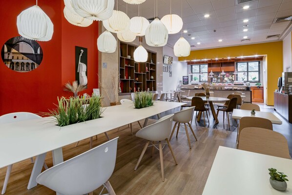 Daily buffet breakfast (EUR 7.90 per person)