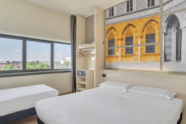 Zimmersafe, Schreibtisch, schallisolierte Zimmer, Bügeleisen/Bügelbrett