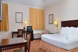 Fer et planche à repasser, lits bébé, réveils