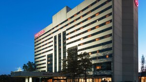 Edificio de hotel Sheraton con un diseño moderno, con varios pisos y un logotipo destacado.
