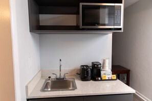1 habitación, decoración personalizada, muebles diferentes y escritorio 