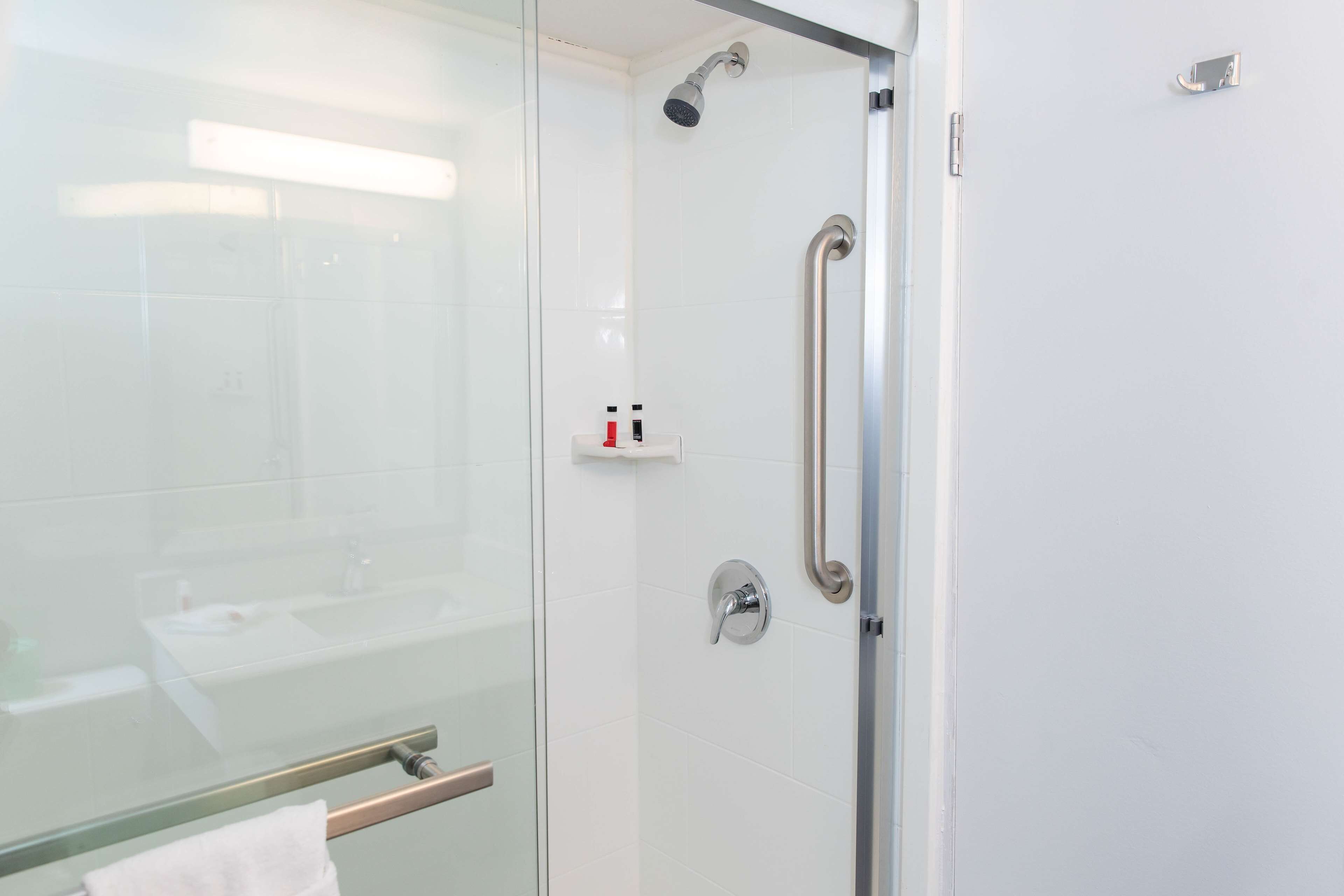 Combined shower/tub, free toiletries, hair dryer, towels