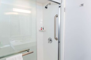 Combined shower/bathtub, free toiletries, hair dryer, towels - Studio 6 Ocala, FL (Ocala)