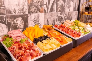 Tägliches Frühstücksbuffet gegen Gebühr
